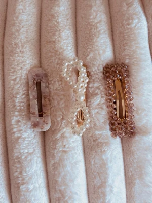 festliga hårspännen🥂 - tre st fina hårspännen med glitter, pärlor å rosa marmormönster🌸alla är i mycket gott skick💕passar både perfekt till vardag när man vill vara extra fin eller till party! jag erbjuder bundle rabatter så kolla in mina andra annonser också! de är bara att höra av dig vid frågor eller prisförslag💓.                      alla tre: 10 kr                                                                     ett hårspänne: 5 kr