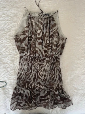 Volang klänning med zebra mönster  - Säljer min suuuper snygga volang klänning med zebra mönster från Zara i storlek s men passar även m då den har stretch, aldrig använd därav i nyskick ☺️ tryck gärna på köp nu 