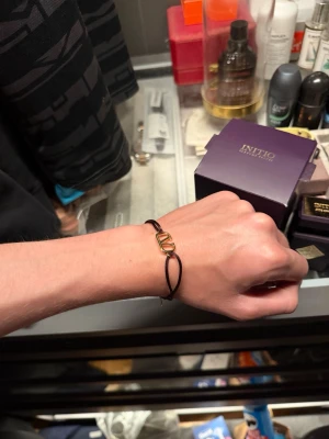 Valentino armband - Nice Valentino Garavani armband, riktigt stilrent och passar till allt, den är i nyskick✅Nyspris ligger på 2100 så detta är ett bra pris.Nice färgkombination med ett mörkbrunt band och guldiga detaljer. Frågor? Bara att skriva✅Allt gott, mvh Noah