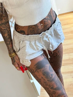 2 par shorts  - Ett par gråa + ett par lila 💜 väl använda 