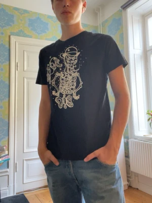 Vintage Edwin T-shirt - Edwin T-shirt. Inga skavanker. Modellen är 180cm 65kg och bär storlek S.  Fråga gärna frågor!