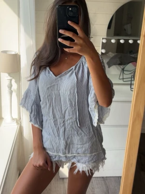Randig topp - En supersnygg efterfrågad randig topp🥥🍋