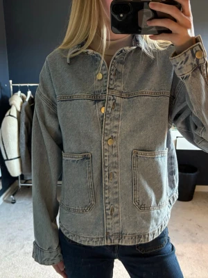 Ljusblå jeansjacka - En superfin jeansjacka till sommaren, knappt använd så helt nytt sick! Kan sivka fler bilder