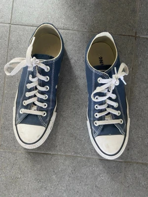 Blå låga converse storlek 39 - Säljer ett par Chuck Taylor All Star låga sneakers i färgen Navy. Finnsatt hämta i centrala Uppsala. 