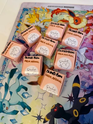 1 st blindbox farm animal nr 3 - ”OBS du kommer bara få en blindbox av denna annons”   Här har ni chansen att öppna en blindbox och få dessa söta bondgårdsdjuren som även är nyckelringar och har en berlock där det står ”mad with love”   Du har chans att få en av följande katt, får, hund, ko, gris, kyckling, kanin eller en secret som är ett rengbågs får🐑 Som sagt om du vill ha fler blinboxes måste du köpa fler annonser eftersom du bara får EN av denna annonsen🩷
