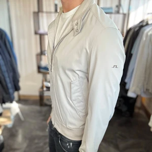 J.lindeberg jacka - Mycket fint skick, inga defekter. Nypris ca 2500kr. Passar dig som är 170-180cm ungefär. Modellen är 185 cm, 75 kg. Alltid billigare pris vid köp av flera varor‼️🙌Svarar alltid på frågor eller funderingar! 