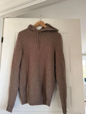 Ljusbrun stickad hoodie - En ljusbrun stickad hoodie till bra pris utan några skador och väldigt bra skick