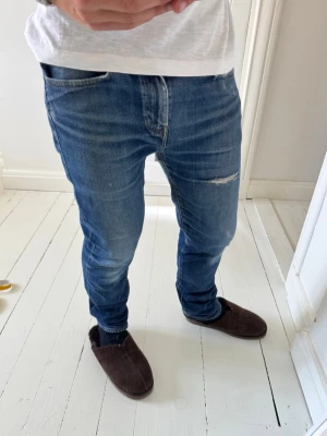 Levis jeans  - Levis jeans, Inga större defekter förutom ett håll i skrevet. Modellen i bilderna är 180 cm 75 kg pch bär Storlek , W32 L32, Måtten i sista bilden är A: 41 B: 100, Kom med frågor!