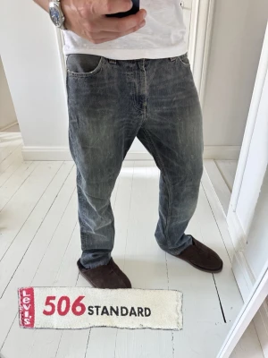 Levis jeans  - Inga större defekter. Modellen i bilderna är 180 cm 75 kg pch bär Storlek , W33 L34 , Måtten i sista bilden är A:43  B:102, Kom med frågor! 