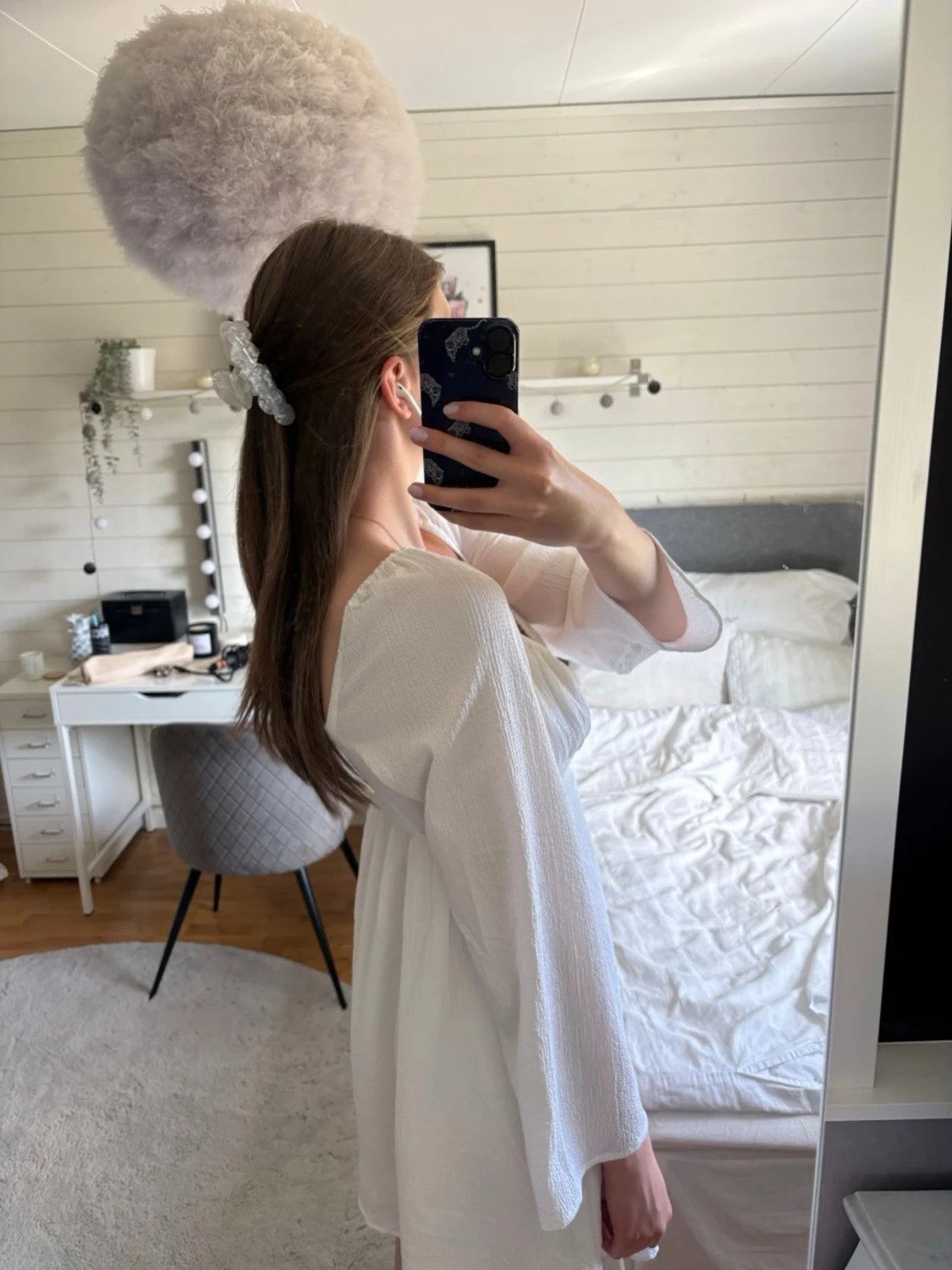 Vit kort klänning med knappar - 1