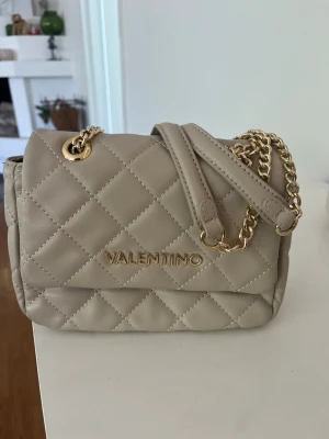 Beige handväska från Valentino - Snygg beige handväska från Valentino som jag köpt från zalando för 1345 kr men säljer på grund av att den inte kommer till användning. Använd 2-3 gånger så den är i perfekt skick💕