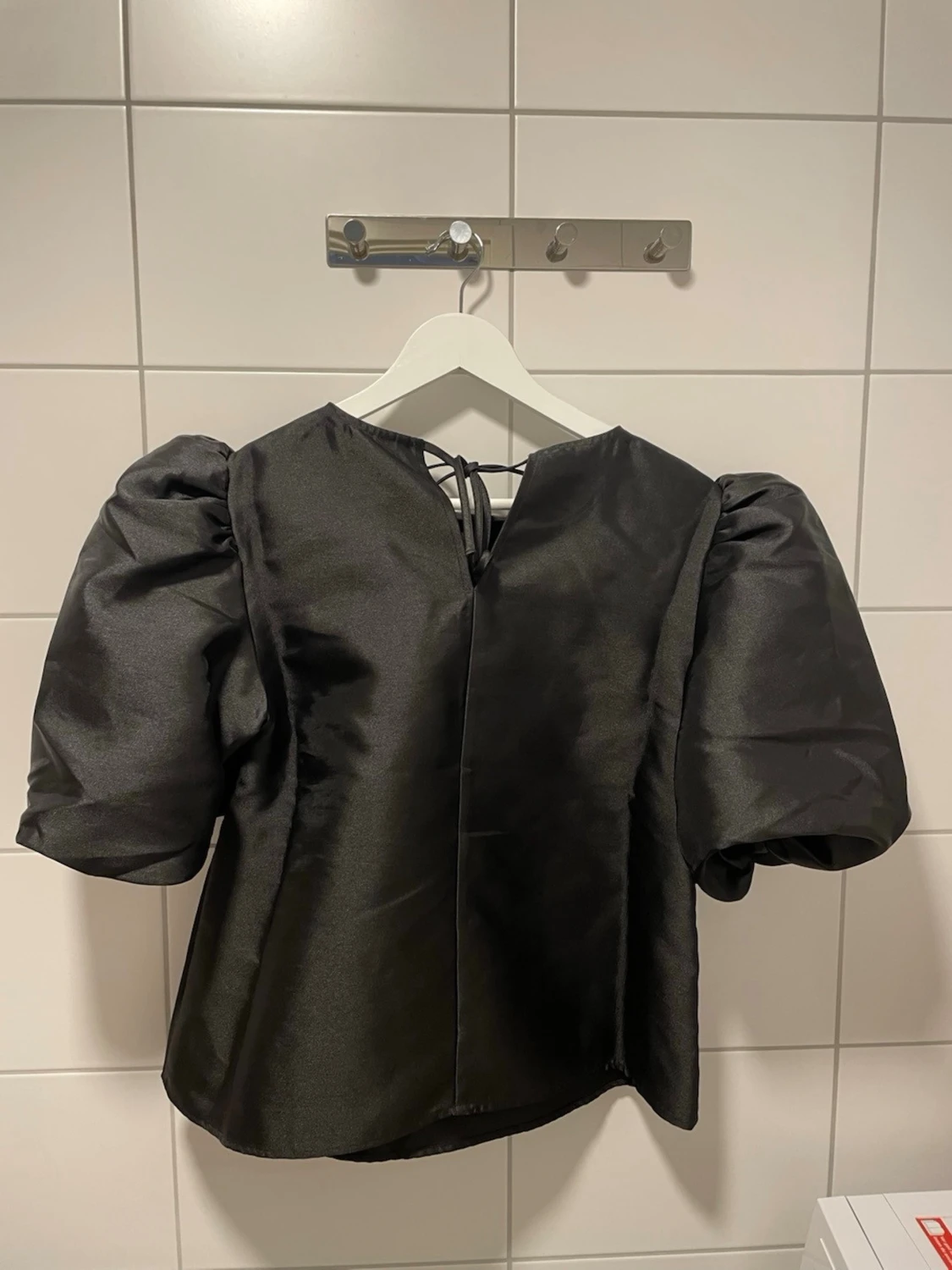 Svart blus med puffärm - 3