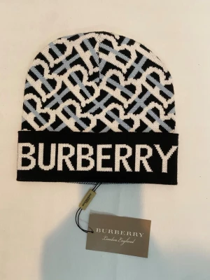 B&B mössa  - Säljer en helt ny och oanvänd Burberry mössa.                 Alla mått finns på bilder!