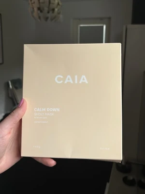 CAIA sheet mask - Säljer helt nya sheet masks från CAIA ”calm down”. De har charcoal+vitamin E. ”For all skin types”. Självklart är dem inte använda 😅 endast botten på själva förpackningen är bruten men såklart ingenting som påverkar maskerna. Hör av dig för frågor! 🤍3 stycken x 32g