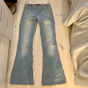 Ljusblå bootcut jeans  - Säljer dessa snygga jeans!💕 Passar xs/s 40 cm midjemått. Är lite slitna längst ned