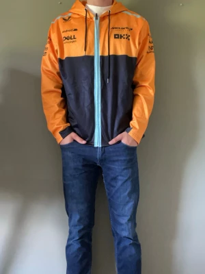 Mclaren jacka - Det är en tunnare snygg jacka från F1 teamet Mclaren. Sitter skönt och är använd bara ett fåtal gånger. Går att använda vid flera olika tillfällen.