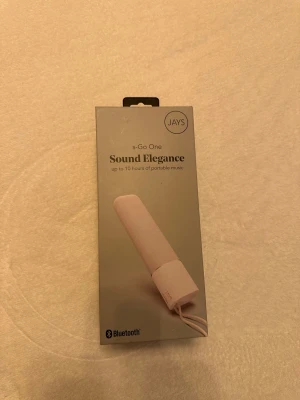 JAYS s-Go One trådlös högtalare - Stilren och portabel trådlös högtalare från JAYS i ljusrosa färg. Högtalaren har elegant cylindrisk form, Bluetooth-anslutning och upp till 10 timmars batteritid. Inbyggd mikrofon för samtal och kompakt design som gör den enkel att ta med överallt. Oanvänd i förpackning 