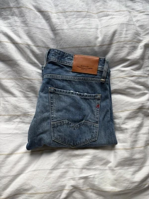 Replay jeans - Säljer nu dessa riktigt feta replay jeans med skön tvätt. Storlek 31/34. De har modellen Rocco som är comfort fit. 10/10 skick. Aldrig använda. Hör av dig vid fler frågor