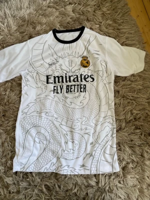 Real Madrid drakmönstrad matchtröja - Köpt i Turkiet, det finns ingen tvättlapp eller storlekslapp men skulle gissa m