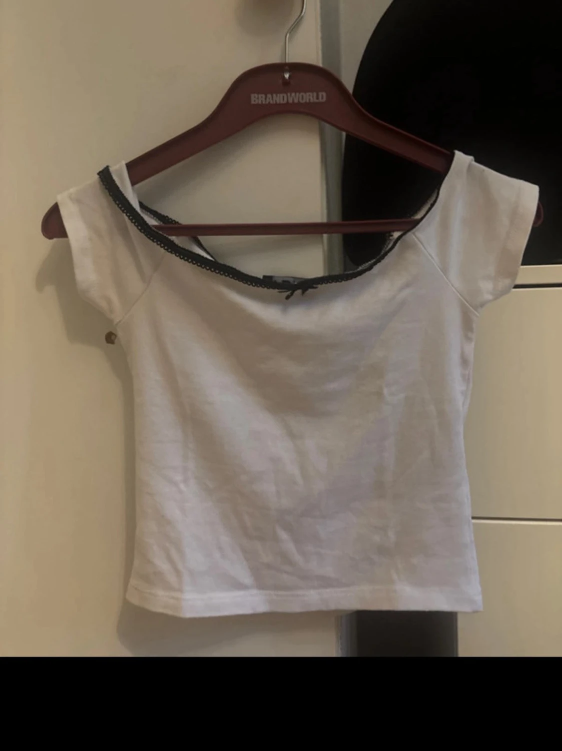 Vit offshoulder topp med spetskant