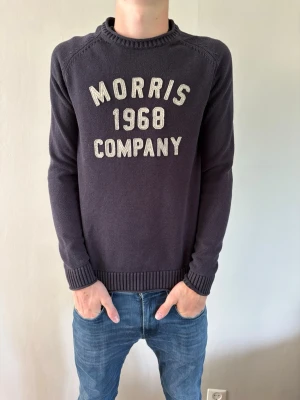 Morris tröja - Säljer nu en snygg Morris tröja. Mycket fint skick. Jag på bilden är 185cm lång. Hör av er vid frågor eller funderingar!✌️
