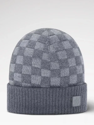 Grå rutig mössa  - Snygg grå mössa med klassiskt rutigt mönster och ribbad kant. Märkespatch framtill. Perfekt accessoar för dig som vill ha en stilren och exklusiv look.