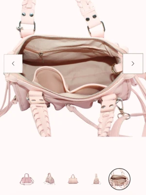 Ljusrosa handväska med flätade handtag - Säljer min Amor city bag-Belle💕 Ordinarie pris är 899kr, skriv gärna för fler bilder💕(pris kan diskuteras)