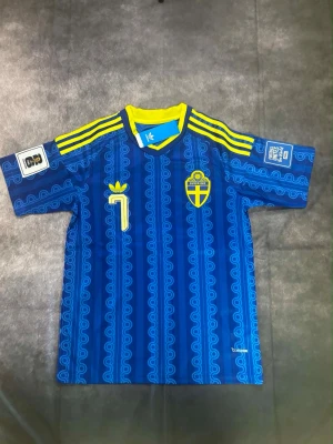 Sverige tröja - Sverige tröja ⚽ Storlek: L 🆕 Helt ny med tag kvar Packeteras ordentligt inför leverans 📦