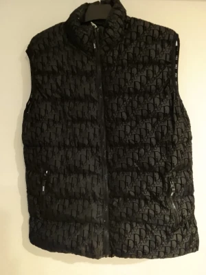 Svart Dior väst i NYSKICK 🔥 - Säljer en svart Dior väst som är i nyskick, riktigt snygg och trendig! Passar perfekt på både vår/sommar/höst. Passa på! Fynd!