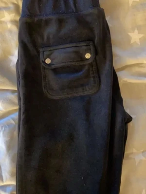 Svarta mjukisbyxor Juicy Couture M - Säljer ett par svarta mjukisbyxor från Juicy Couture i storlek M. Inga hål eller fläckar. 