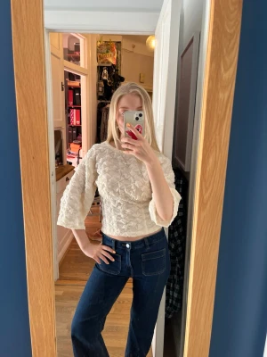 Vit quiltad blus med vida ärmar - Supersnygg creppad vit blus med trekvartsärmar, helt ny från Carin Wester endast använd en gång🤍🤍