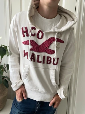 Hollister hoodie - säljs inte längre  - Hollister hoodie - stor på modellen. Inga defekter! Modellen i bilderna är 180 cm 75 kg och bär Storlek M , Kom med frågor! 🌟 (Kan gå ned i pris vid köp av paket 😉) 