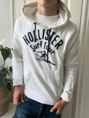Hollister hoodie  - Hollister hoodie, Inga defekter! Modellen i bilderna är 180 cm 75 kg och bär Storlek M , Kom med frågor! 🌟 (Kan gå ned i pris vid köp av paket 😉) 