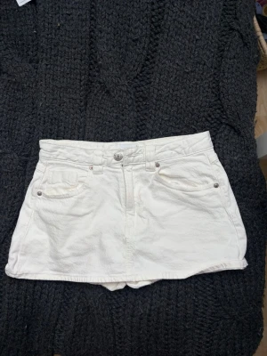 Stradivarius  - Kjol med inbyggda shorts, defekter se sida 3