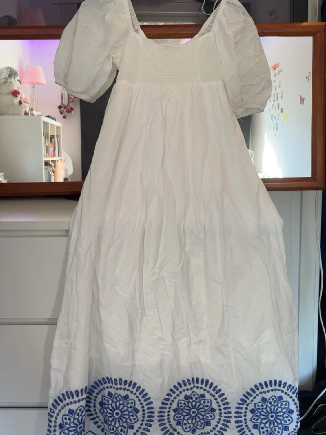 Vit långklänning med blå broderi - 1