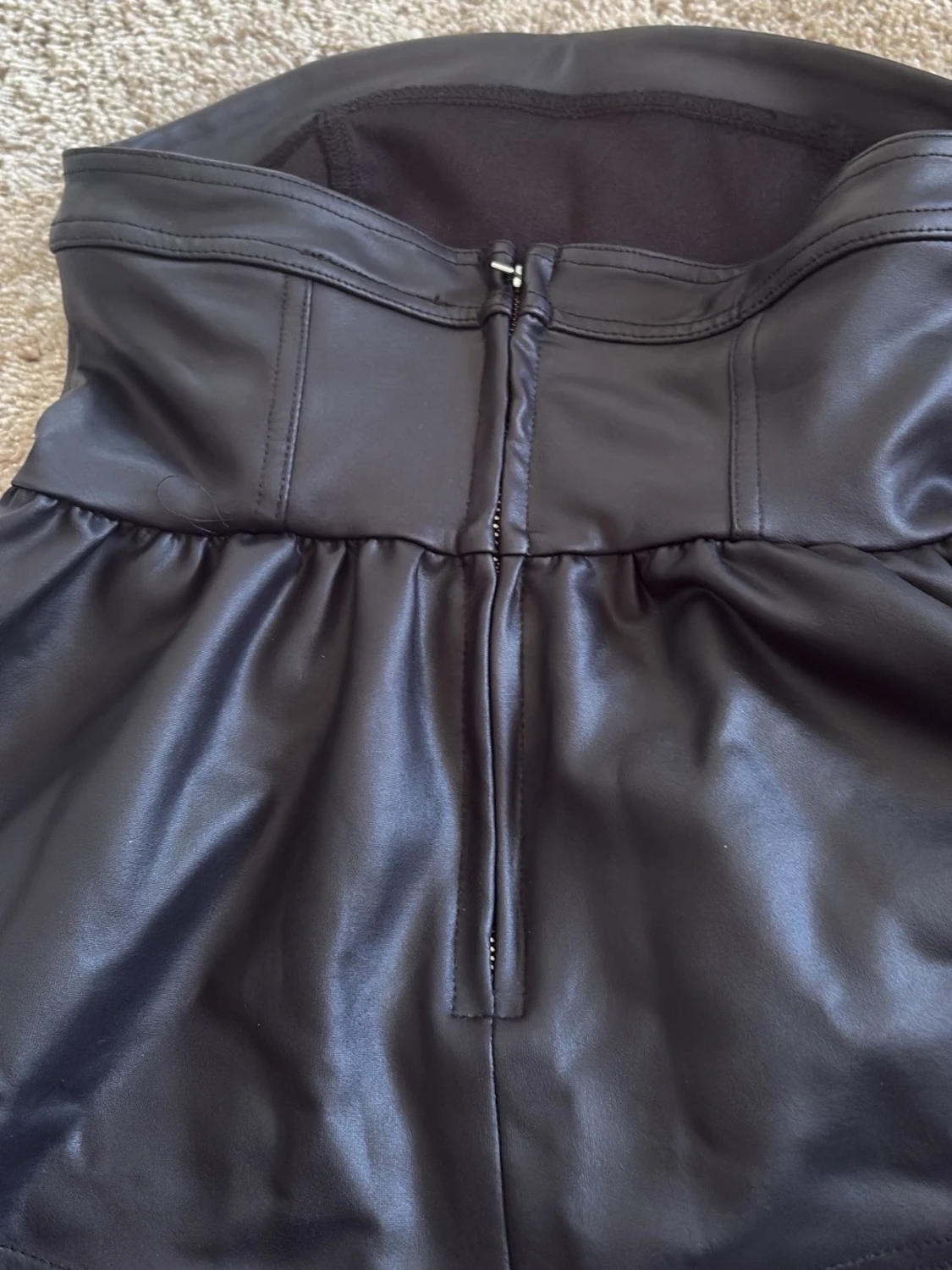 Svart axelbandslös peplum tubtopp - 1