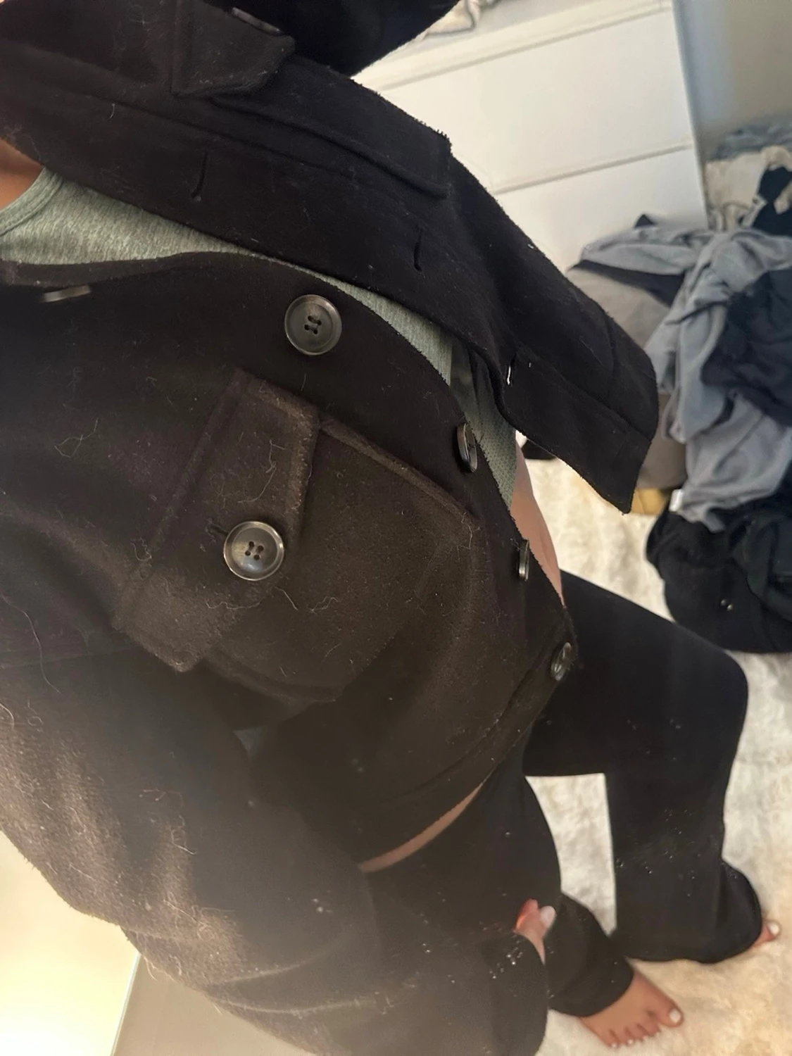 Kort svart ulljacka med stora knappar - 1