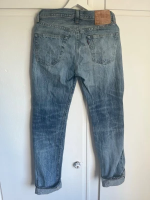 Levi's 501xx selvedge - Säljer dessa sjukt snygga och sällsynta Levis jeansen i selvedge. Fades och lagningar är fabriksgjorda och är en återskapelse på Levis jeans från 1947. Det tillkommer även ett brev från tillverkarna till den som äger jeansen som du kan se på sista bilden. Skriv vid funderingar!
