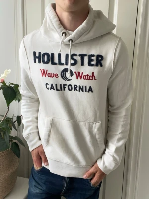 Hollister hoodie - På plick Live 11 Juni 17.00  - Hollister hoodie - På plick Live 11 Juni 17.00. Inga defekter! Modellen i bilderna är 180 cm 75 kg och bär Storlek M, Kom med frågor! 🌟 (Kan gå ned i pris vid köp av paket 😉) 