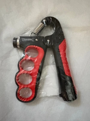 Justerbar handgreppsförstärkare med räknare,5-100kg - Justerbar handgreppsförstärkare med räknare Helt ny justerbar handgreppsförstärkare med räknare, aldrig använd! Perfekt för dig som vill träna greppstyrka, underarmar och handleder. Motståndet är justerbart mellan 5–100 kg(Med upphöjd text eller vanlig text), vilket gör den passar både nybörjare och mer avancerade. Robust och professionell design med starka fjädrar för effektiv träning. Smidig att använda hemma, på gymmet eller ta med i väskan. Perfekt för fitness, rehab eller att bygga upp styr