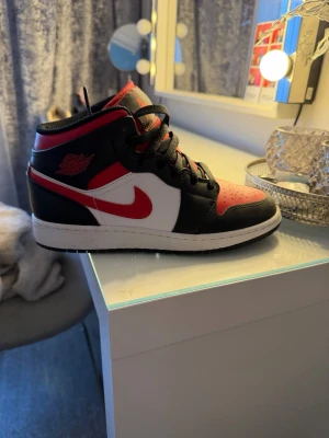 Nike Air Jordan 1 Mid röd/svart/vit - Nike Air Jordan 1 Mid storlek 37.5