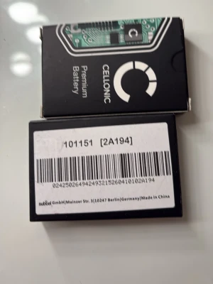 Cellonic Premium Batteri - Två svarta Cellonic Premium Batteri i rektangulära förpackningar med vit och grön design. Märket Cellonic och ett kretskortsmotiv syns tydligt på framsidan. Perfekt som reservdel till elektronikprylar.