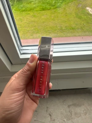  Läppglans Fenty beauty  -  I färgen riri