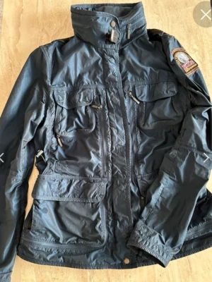 Parajumpers Field jacka - Storlek M, passar också S. Självklart autentisk, Endast 699 Passar mig som är 173 och väger 62 kilo.