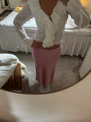 Ljusrosa långkjol i satin - Säljer en ljusrosa långkjol med slät och glansig yta som ger en elegant look. Kjolen har en enkel, rak passform och faller snyggt längs benen. Perfekt för dig som gillar en feminin och stilren vibe💕