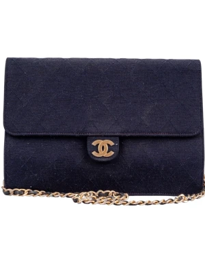 Vintage chanel - Säljer min fina Chanel väska som är köpt på Vestiarie Collective💙 Väskan är i fint men använt skick, vintage slitage, se bilder. Kedjan är utbytt mot en ny så är fin och fräsch. Även knäppet är även bytt till ett nytt. Innuti är den lite dustig som syns på bilderna, och vissa trådar är borta på utsidan.   Dustbag och box ingår (boxen ej så fint skick men medföljer). Samt bild på email kvitto från Vestiarie, där den har äkthetsintyg. Mått 25x18x7. Skriv för fler bilder, frågor, pris osv. 
