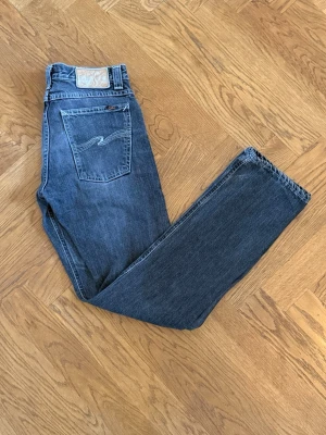 Nudie Jeans Slim Kim - Nudie jeans i modellen ”Slim Kim”. Sällsynta då de slutade producera 2018. I storlek 28/30. Hör av dig vid frågor!