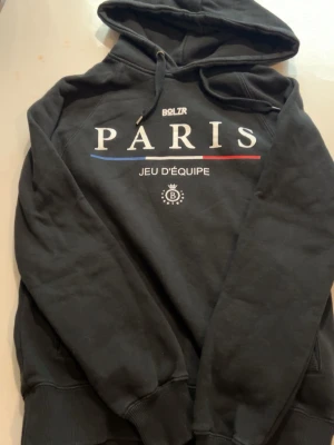 Paris Hoodie - Skick 9/10, storlek S. Passar mig som är 173 och väger 62 kilo. Endast 249