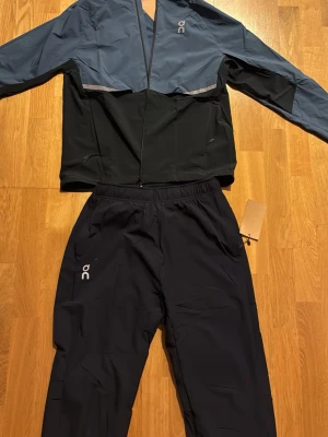 On Cloud tracksuit  - Storlek L sitter som M