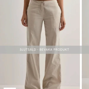 Beige linnebyxor med wide fit - Slutsålda linnebyxor från Nelly! Aldrig använda med lappen kvar. Pris kan diskuteras!